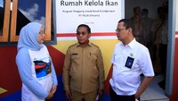 Larantuka merupakan lokasi pertama (pilot project) dari Program Kampung Nelayan PELNI. Larantuka dipilih salah satunya karena merupakan daerah yang disinggahi oleh kapal Pelni, yaitu KM Umsini dan KM Lambelu serta satu kapal tol laut, KM Kendhaga Nusantara 7.