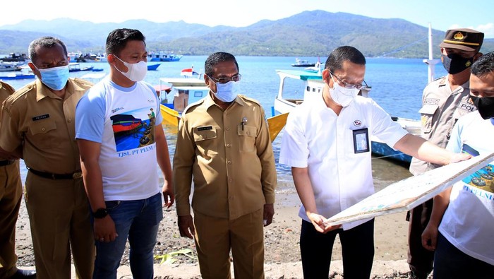 Bahagianya Nelayan Larantuka Saat Punya Kampung Nelayan PT Pelayaran Nasional Indonesia atau PT PELNI (Persero) meresmikan Program Kampung Nelayan di Larantuka, Nusa Tenggara Timur, Senin (22/8).
Program Kampung Nelayan ini sejalan dengan tujuan pembangunan berkelanjutan mengenai pekerjaan yang layak dan pertumbuhan ekonomi.