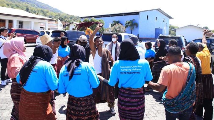 Bahagianya Nelayan Larantuka Saat Punya Kampung Nelayan PT Pelayaran Nasional Indonesia atau PT PELNI (Persero) meresmikan Program Kampung Nelayan di Larantuka, Nusa Tenggara Timur, Senin (22/8).
Program Kampung Nelayan ini sejalan dengan tujuan pembangunan berkelanjutan mengenai pekerjaan yang layak dan pertumbuhan ekonomi.