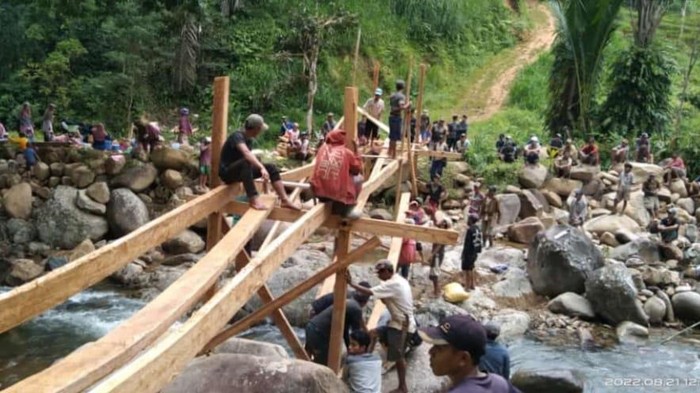 Warga di perbatasan Kabupaten Bone dan Kabupaten Sinjai, Sulawesi Selatan (Sulsel) membangun jembatan darurat.