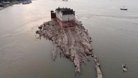 Bangunan itu muncul ke permukaan setelah air sungai mengalami penyusutan.