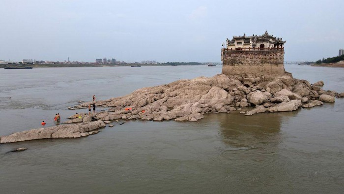 Bangunan 700 Tahun Muncul di Sungai Yangtze Pemandangan udara Paviliun Guanyin, yang telah berdiri di Sungai Yangtze selama lebih dari 700 tahun, muncul kembali dari bawah air saat Sungai Yangtze China mengalami kekeringan pada 20 Agustus 2022 di Ezhou, Provinsi Hubei, China.