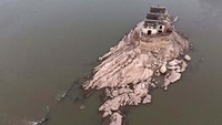 Paviliun Guanyin berdiri tegak di tengah Sungai Yangtze.