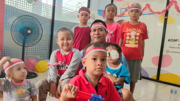 Zaenudin dan orangtua penyintas kanker lainnya untuk bersama-sama membangun rumah singgah di Kramat Jati, Jakarta Timur. Yuk, bantu donasi lewat berbuatbaik.id.