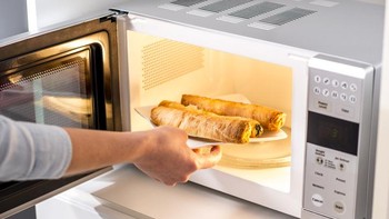 Oven microwave: Perangkat ini ditemukan Percy Spencer, enginner di Raytheon Corporation.Tahun 1946, Spencer menggelar proyek penelitian terkait radar dengan tabung vakum baru. Saat eksperimen dengan tabung, permen di saku Spencer mulai meleleh. Memegang 120 paten, Spencer mengambil beberapa biji popcorn yang belum pecah dan memegangnya dekat perangkat. Benar saja, jagung itu pecah. Spencer tahu dia memiliki perangkat revolusioner dan jadilah oven microwave.  Foto: Getty Images