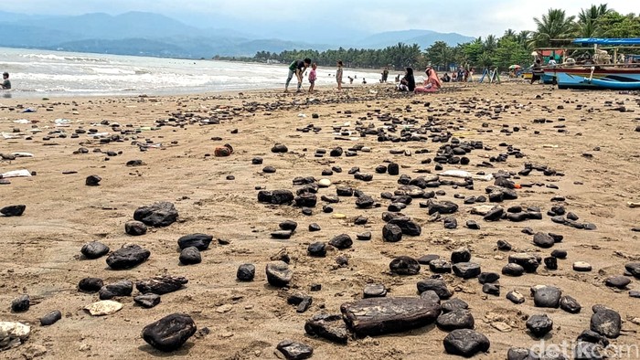 Batubara berceceran di pantai kawasan Geopark Ciletuh