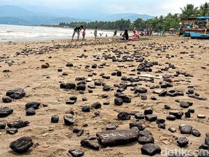 Dear Sandiaga, Kecantikan Pantai Geopark Ciletuh Dinodai Tumpahan Batubara