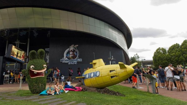 Sebuah gambar menunjukkan pintu masuk atraksi (La Machine voyager dans le temps) di taman hiburan Futuroscope. Sebuah gambar menunjukkan pintu masuk atraksi (La Machine voyager dans le temps) di taman hiburan Futuroscope.