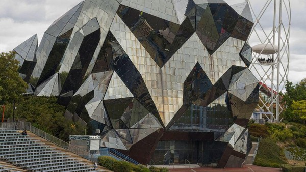 Penampakan gedung Crystal di taman hiburan Futuroscope di Chasseneuil-du-Poitou dekat Poitiers, Prancis, Jumat, (19/8/2022). Penampakan gedung Crystal di taman hiburan Futuroscope di Chasseneuil-du-Poitou dekat Poitiers, Prancis, Jumat, (19/8/2022).