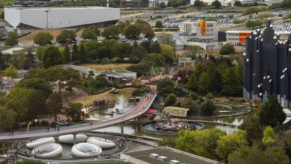 Futuroscope adalah taman hiburan di Prancis berbasis multimedia, futuroskop sinematografi, dan teknik audio-visual. Futuroscope adalah taman hiburan di Prancis berbasis multimedia, futuroskop sinematografi, dan teknik audio-visual.