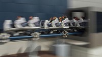 Pengunjung menaiki roller coaster (Objectif Mars) di taman hiburan Futuroscope.