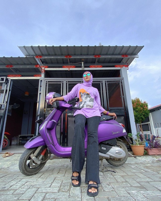 Setiap orang biasanya memiliki warna kesukaan. Bagaimana jadinya jika warna kesukaan ini diterapkan pada kehidupan sehari-hari? Inilah yang dilakukan wanita viral karena menjadi fans ungu garis keras. Penampakan rumahnya hingga motornya mencuri atensi netizen. Foto: Dok. Instagram @betaria_87.