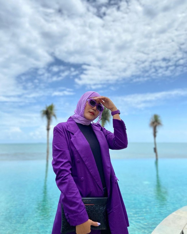 Kecintaannya terhadap warna ungu, membuatnya pernah mendapatkan komentar negatif. Selalu ada yang komentar negatif. Bilang janda lah, bilang suka ungu ini pasti janda lah tapi saya senyumin aja, saya cuma bilang ungu itu bukan warna janda, ungu itu warna yang unik, tegasnya. Foto: Instagram @betaria_87