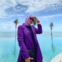 Kecintaannya terhadap warna ungu, membuatnya pernah mendapatkan komentar negatif. Selalu ada yang komentar negatif. Bilang janda lah, bilang suka ungu ini pasti janda lah tapi saya senyumin aja, saya cuma bilang ungu itu bukan warna janda, ungu itu warna yang unik, tegasnya. Foto: Instagram @betaria_87