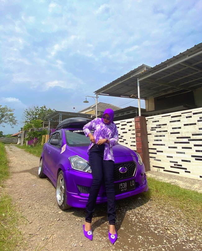 Saking sukanya pada ungu, dia rela mengeluarkan budget khusus untuk mengubah warna barang yang dimilikinya menjadi ungu. Dulu mobil Yaris merah distiker full ungu Rp 6 juta, motor hitam jadi ungu Rp 1,2 juta, vespa sprint 125cc merah jadi Rp 4 juta, katanya lagi seraya tertawa. Foto: Instagram @betaria_87