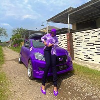 Saking sukanya pada ungu, dia rela mengeluarkan budget khusus untuk mengubah warna barang yang dimilikinya menjadi ungu. Dulu mobil Yaris merah distiker full ungu Rp 6 juta, motor hitam jadi ungu Rp 1,2 juta, vespa sprint 125cc merah jadi Rp 4 juta, katanya lagi seraya tertawa. Foto: Instagram @betaria_87