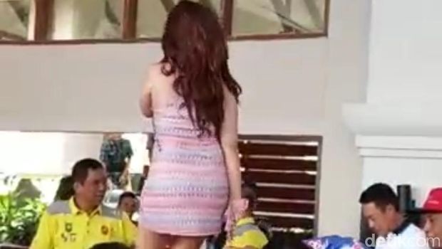 Biduan seksi diduga dilecehkan di acara HUT ke-65 Provinsi Riau.