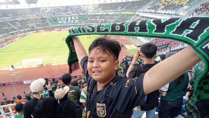Bonek di Stadion Gelora Bung Tomo Surabaya