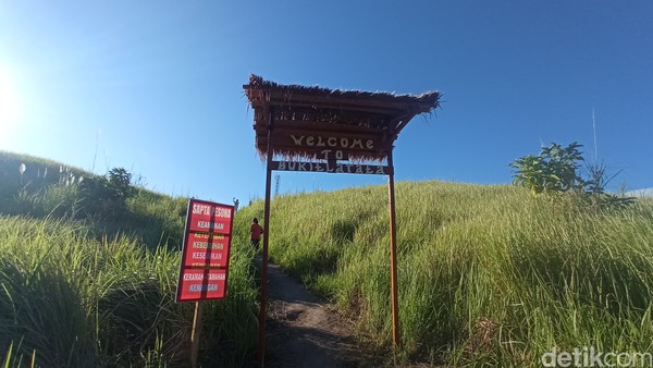 Gapura kayu menjadi pintu masuk untuk bukit ini. Letaknya di pinggir jalan, ada spanduk besar sebagai penanda. Treking ke bukit ini hanya sekitar 5 menit saja. (bonauli/detikcom) Gapura kayu menjadi pintu masuk untuk bukit ini. Letaknya di pinggir jalan, ada spanduk besar sebagai penanda. Treking ke bukit ini hanya sekitar 5 menit saja. (bonauli/detikcom)