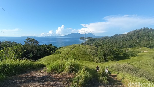 Harga tiket ke tempat ini sama seperti pantai-pantai di Likupang. Pengunjung akan dikenakan biaya per mobil sebesar Rp 40 ribu dan Rp 20 ribu per motor. (bonauli/detikcom)
