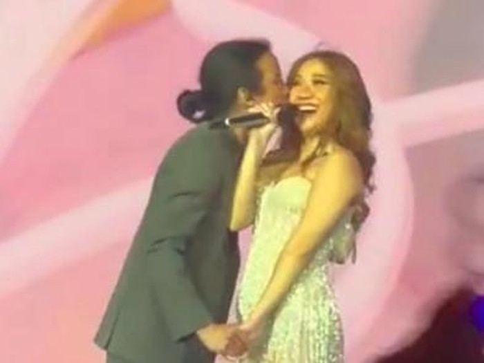 Bunga Citra Lestari saat konser di Singapura