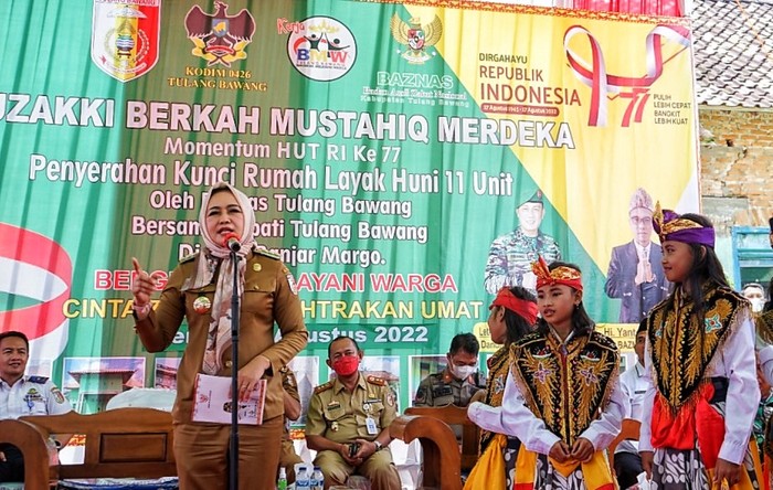 Bupati Tulang Bawang Serahkan 11 Hunian Program Bedah Rumah