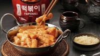 Beralih ke daerah Pondok Gede, Bekasi, kamu juga bisa menemukan topokki dengan dengan harga terjangkau buatan Yeobo Toppokki. Meskipun memiliki kuah yang tidak terlalu merah, namun rasanya pedas dan segar. Topokki ini dibuat sendiri dengan bahan lokal dan halal. Bukanya mulai pukul 11 siang hingga 8 malam. Foto : @yeobo_topokki.id