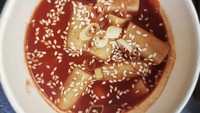 Jika ingin topokki dengan rasa otentik namun tetap ala rumahan, kamu bisa mencobanya di gerai Topokki.Koe. Ada pilihan topokki regular, dengan tambahan odeng, dan topping telur. Lokasinya bisa ditemukan di Jl. Batu Ampar 3 No.02 Kramat Jati Jakarta Timur. Buka mulai pukul 04.30-10.30 WIB. Foto : @topokki.koe