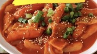 Di pinggir Jl. Pengantin Ali, Ciracas, Jakarta Timur, ada topokki gerobakan yang bisa disinggahi yaitu Ttteokbokki Juseyo. Camilan korea ini dibuat dengan bumbu ala Korea yang tentunya pedas. Bukanya mulai pukul 4 sore hingga 10 malam. Foto: @tteokbokki_jjuseyo