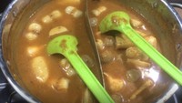 Jajanan Korea menyediakan topokki yang bisa dicampur dengan beberapa macam bakso. Pilihan sausnya pun bervariasi seperti tom yum, barbecue, lada hitam, mushroom, pedas, dan bolognese. Topokki gerobakan ini bisa ditemukan di daerah Bukit Duri, Tebet dan buka dari jam 10.30 siang. Foto : Ai Mbem