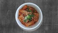 Tak kalah populer, ada juga topokki 10 ribuan di Jl. Rasamala Raya No.42, RW.9, Menteng Dalam, Kec. Tebet,Jakarta Selatan. Jika suka topokki dengan kuah nyemek, mungkin kamu akan suka makan di Hai Topokki ini. Jam bukanya mulai pukul 3 sore. Foto : @haitopokki