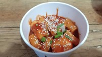 Topokki 10 ribuan juga bisa ditemukan di Topokki Korean Street Food. Topokki dibuat dengan bahan-bahan yang halal, tanpa pengawet, dan harga yang terjangkau. Topokki nya tersedia dalam beberapa ukuran, dan jika ingin tambahan topping mozarella atau telur, tambah Rp 5 ribu. Lokasinya ada di Jl. RC. Veteran Raya No.1, RT.1/RW.1, Bintaro, Kota Jakarta Selatan. Foto : Theodorus Tjatradiningra
