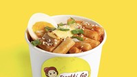 Tak kalah menggiurkan, ada juga Topokki Go yang gerainya juga bisa ditemukan di beberapa daerah. Salah satunya di Cipete, Jakarta Selatan. Tak hanya topokki, mereka juga menawarkan menu seperti Samyang, mandu, hingga hotbar. Meskipun terjangkau, tetapi satu porsinya tentu bisa mengenyangkan perut. Foto : @topokki_go