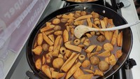 Di Jl. Kramat Jaya Baru daerah Jakarta Pusat, ada topokki gerobakan Korean Snack Oppa yang menawarkan 7 rasa mulai dari dari bolognaise, samyang, gochujang, hingga rica-rica. Seporsi topokki ukuran kecil dibanderol dari Rp 10 ribuan. Bisa campur tteok, odeng , bakso, dan otak-otak. Bukanya mulai pukul 5 sore hingga 9 malam. Foto : @koreansnackoppa