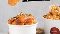 Topokki bisa dibeli di gerai kaki lima Hantteok di Pejaten, tepatnya di seberang Circle K, Jalan Pejaten Raya Nomor 3. Ada pilihan menu reguler dan besar dengan beberapa topping tambahan. Harga topokki regular mulai dari Rp 10 ribu saja. Foto : Instagram @hantteok_officiall