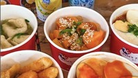 Topokki 10 ribuan yang tak kalah menggiurkan adalah Kim’s Topokki. Gerainya tersebar di beberapa daerah Jabodetabek. Rasa saus topokkinya pedas manis. Ada banyak pilihan makanan Korea lainnya seperti rapokki dan corn dog. Foto : @kimstopokki_official