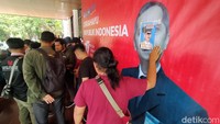 Para mahasiswa menggelar aksi di depan Gedung Rektorat Unila. Mereka membawa sejumlah spanduk dan poster yang berisi kekecewaan mereka terhadap Rektor Karomani.