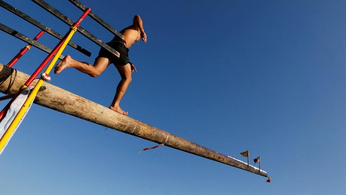 Di Malta Ada Lomba Mirip Panjat Pinang, Namanya Gostra A competitor runs up the