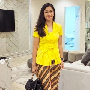 Dian Sastrowardoyo Berbagi Tips Pakai Kebaya untuk Tampilan Sehari-hari
