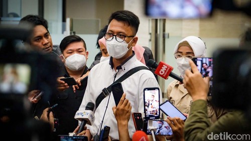 Tim forensik menyerahkan hasil autopsi Brigadir Yosua alias Brigadir J ke Polri hari ini. Dari hasil autopsi, luka kekerasan yang ditemukan adalah luka akibat senjata api.