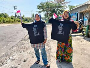 Tak Sia-sia Emak-emak Gresik Rela Kepanasan Akhirnya Bertemu-Dapat Kaos Jokowi