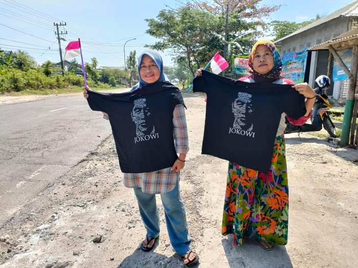 Dua Wanita di Gresik Dapat Kaos dari presiden jokowi