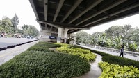 Kolong jembatan itu telah dihiasi dengan aneka tanaman.