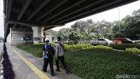 Warga mengaku senang setelah area kolong jembatan ditata dengan rapi.