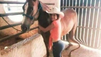 Demi mengedit bagian bokong bikin kini kaku kuda meleyot.  Foto: Boredpanda