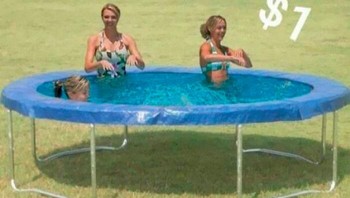 Trampolin kolam renang. Foto: Boredpanda