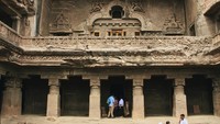 Ellora Caves. Ada sekitar 34 biara dan kuil ini, yang membentang lebih dari 2 km, digali berdampingan di dinding tebing basal yang tinggi, tidak jauh dari Aurangabad, di Maharashtra. Ellora, dengan rangkaian monumen yang berasal dari 600 hingga 1000 M, menghidupkan peradaban India kuno. Kompleks Ellora tidak hanya merupakan kreasi artistik yang unik dan eksploitasi teknologi, tetapi dengan tempat-tempat sucinya yang didedikasikan untuk agama Buddha, Hindu, dan Jainisme menggambarkan semangat toleransi yang menjadi ciri khas India kuno. Foto: Setu Chhaya on Unsplash