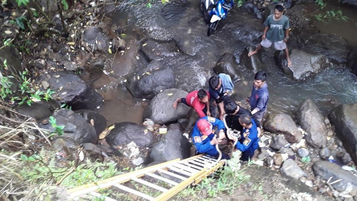 Evakuasi pemotor yang jatuh ke jurang di Sukabumi
