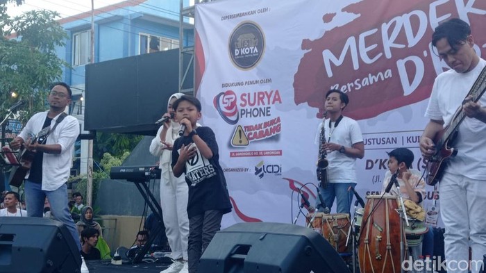 Fare Prayoga saat tampil di hadapan ratusan penggemarnya di Lamongan