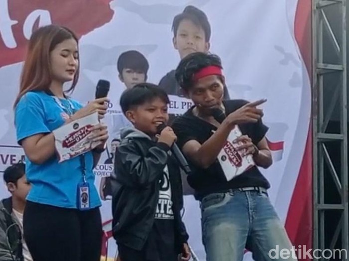 Fare Prayoga saat tampil di hadapan ratusan penggemarnya di Lamongan